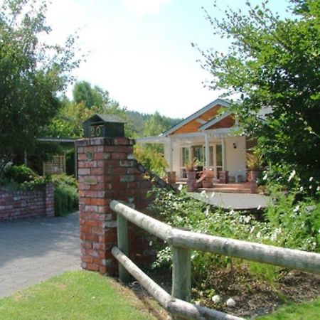 Acacia Bay Lodge Bed & Breakfast Lago Lago Taupo Esterno foto